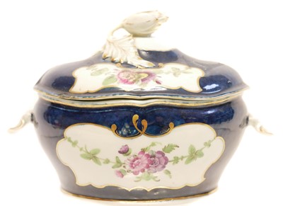 Lot 134 - Worcester 'Wet Blue' tureen