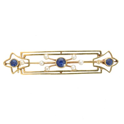 Lot 16 - An early 20th century sapphire and seed pearl brooch