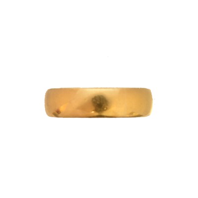 Lot 176 - A 22ct gold band ring