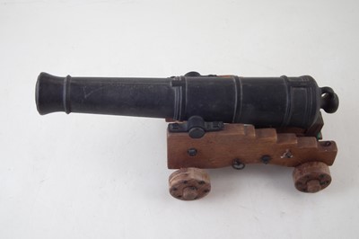 Lot 221 - 20th century model of a Naval cannon