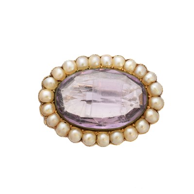 Lot 21 - An amethyst and split pearl brooch
