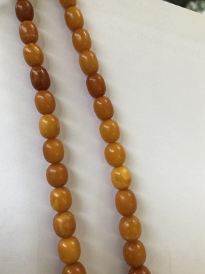 Lot 117 - A butterscotch amber necklace