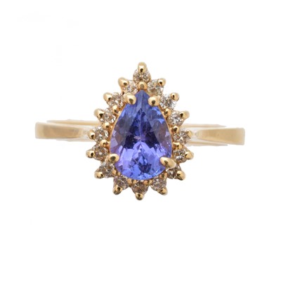 Lot 175 - A tanzanite and diamond cluster ring