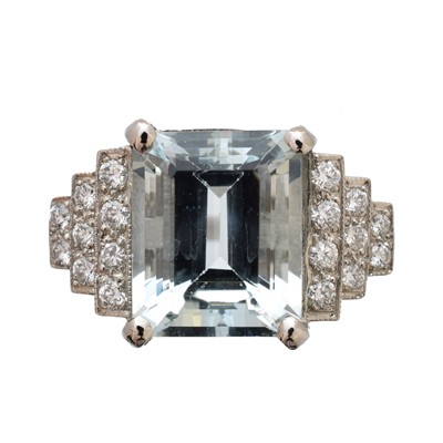 Lot 167 - An aquamarine and diamond dress ring