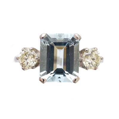 Lot 170 - An aquamarine and diamond three stone ring