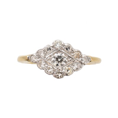 Lot 200 - A diamond dress ring