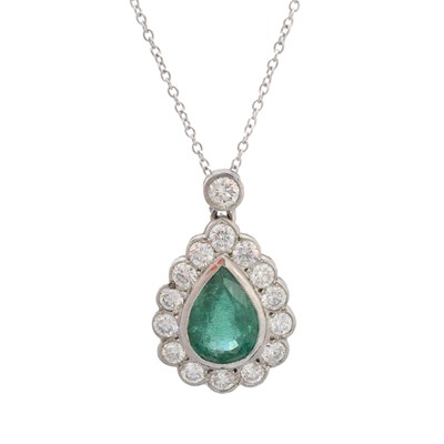 Lot 80 - An emerald and diamond necklace