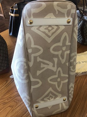 Lot 17 - A Louis Vuitton Tahitienne Cabas GM handbag