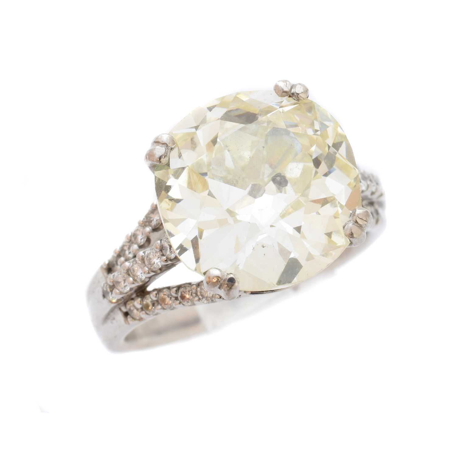 152 - An impressive diamond single-stone ring,