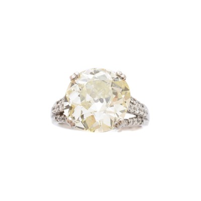 Lot 152 - An impressive diamond single-stone ring