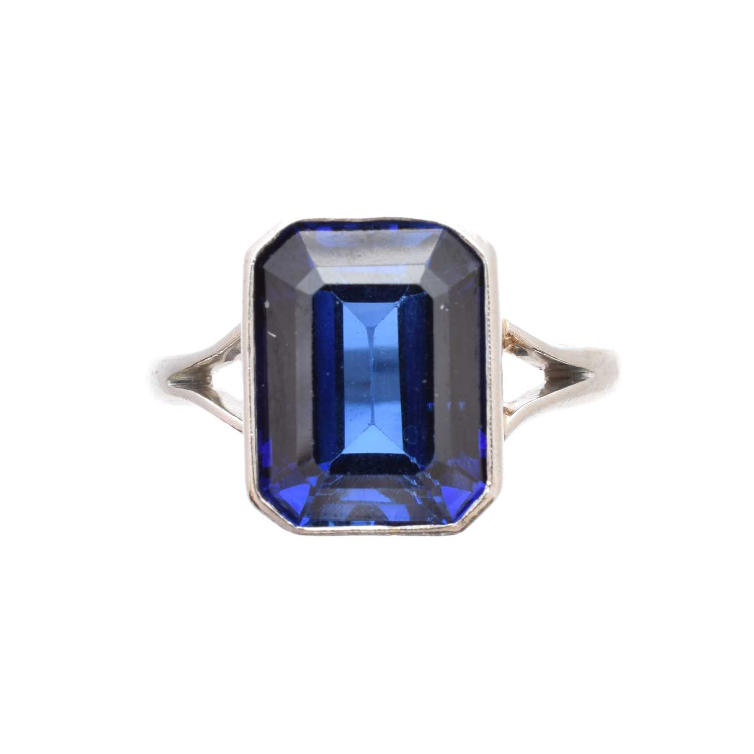 Lot 206 - A synthetic sapphire single stone ring