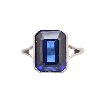 Lot 206 - A synthetic sapphire single stone ring