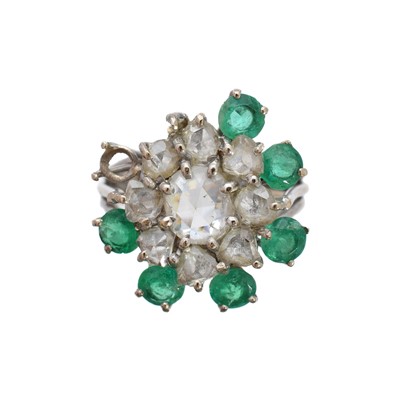 Lot 156 - A diamond and emerald cluster ring