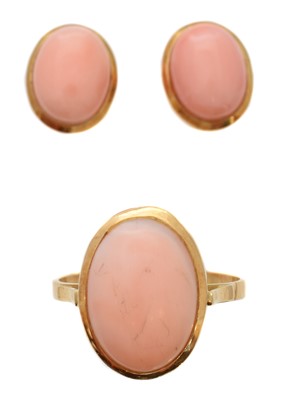 Lot 129 - An 18ct gold coral suite of jewellery