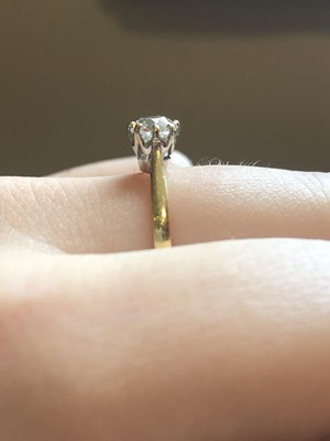 Lot 224 - An 18ct gold diamond single-stone ring