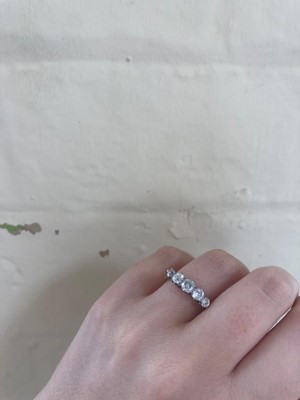 Lot 225 - A diamond five-stone ring