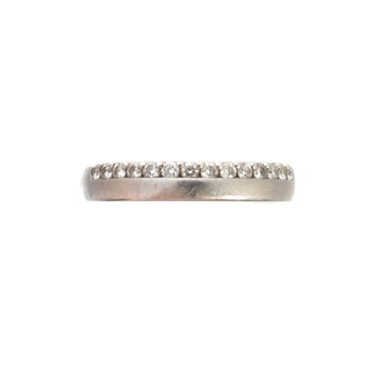Lot 228 - A platinum diamond band ring
