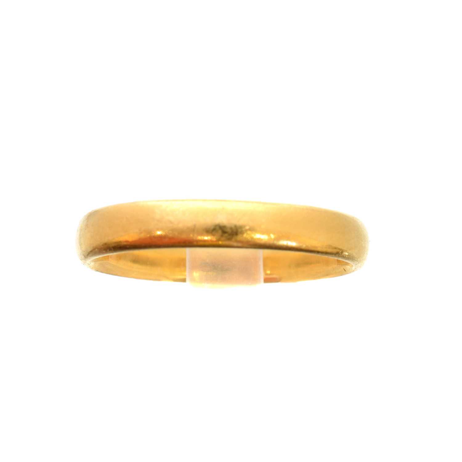 Lot 91 - A 22ct gold band ring