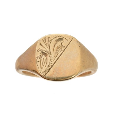 Lot 101 - A 9ct gold signet ring