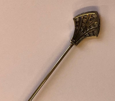 Lot 69 - An early 20th century diamond jabot pin