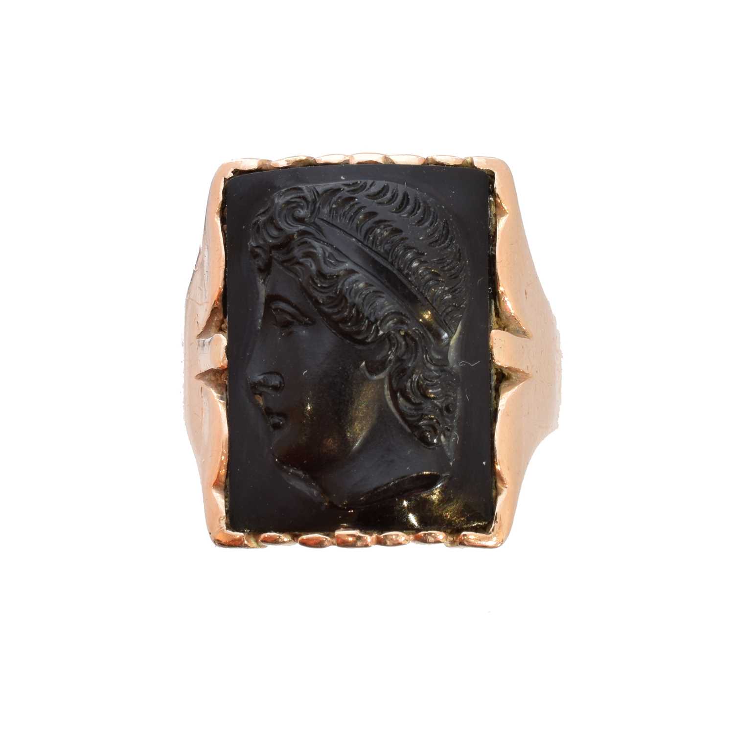 Lot 152 - A cameo ring