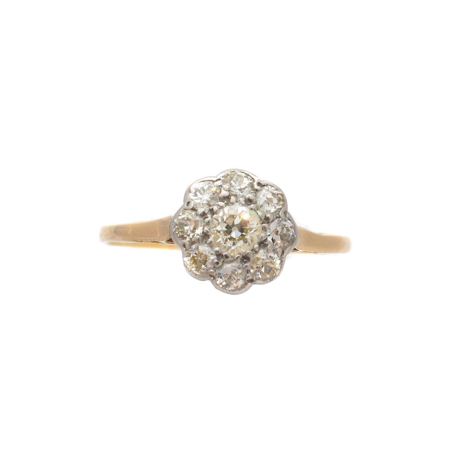 Lot 212 - A diamond cluster ring