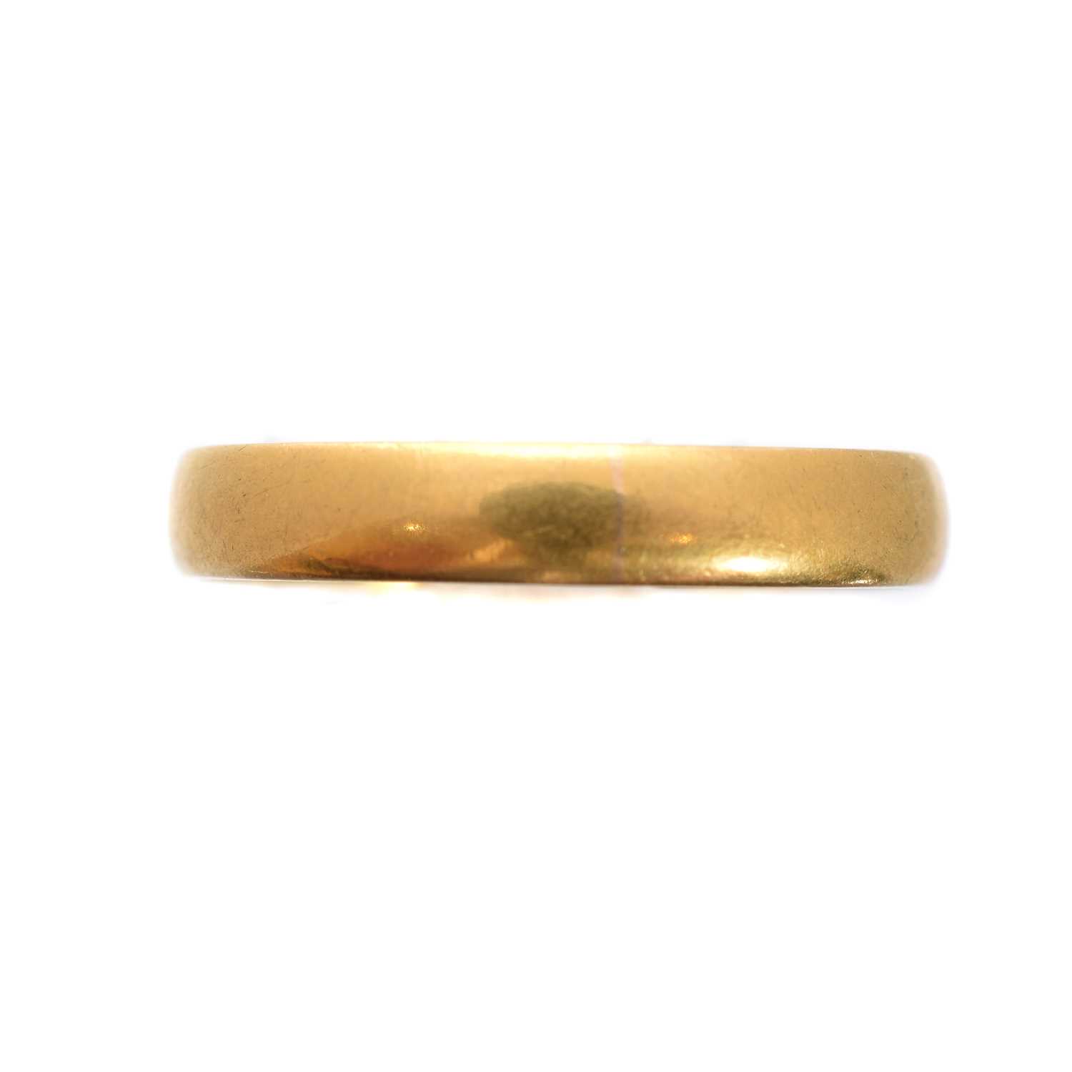 Lot 112 - A 22ct gold band ring