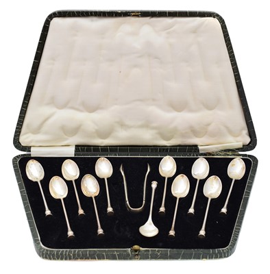 Lot 170 - A cased set of George V silver teaspoons and sugar nips