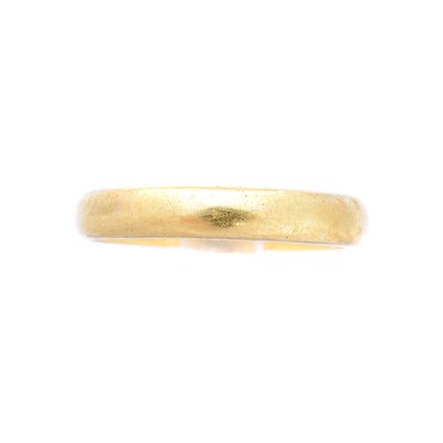 Lot 127 - A 22ct gold band ring