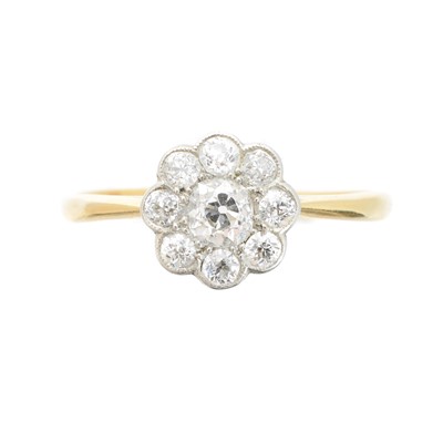 Lot 230 - A diamond cluster ring