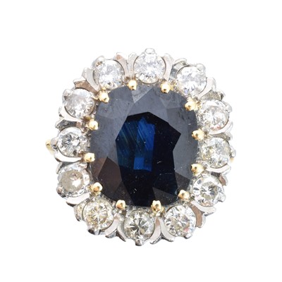 Lot 227 - A sapphire and diamond cluster ring