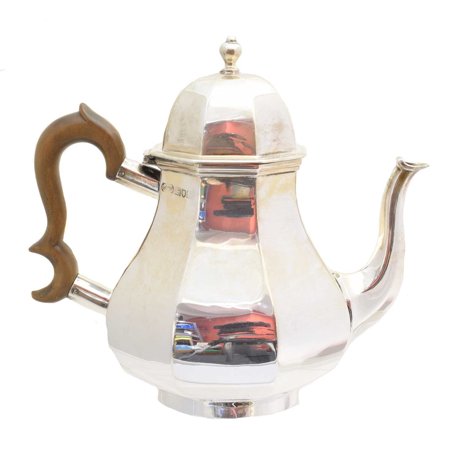 Lot 213 - An Edward VII silver teapot