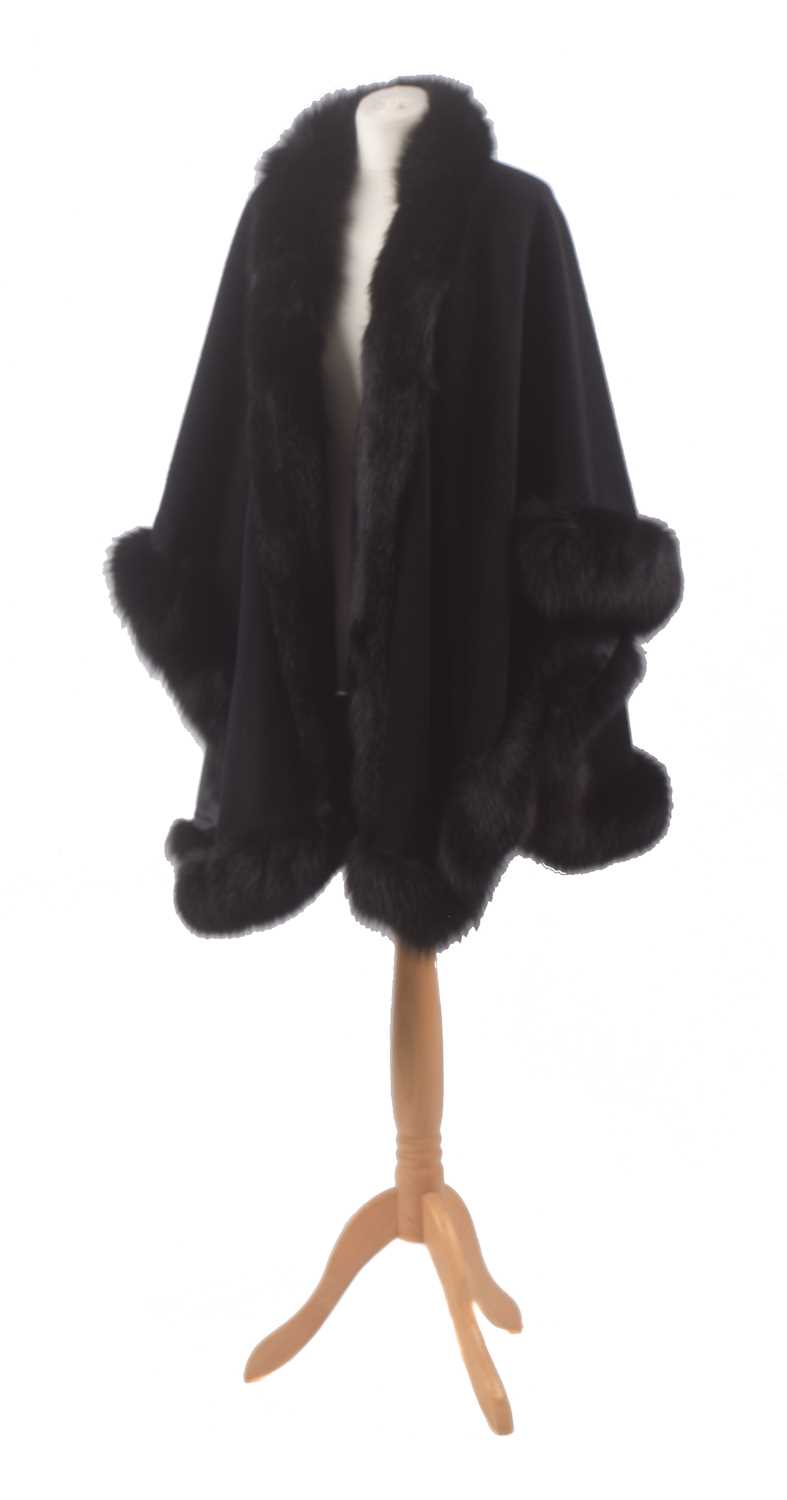 Lot 140 - A fur tipped wool cape