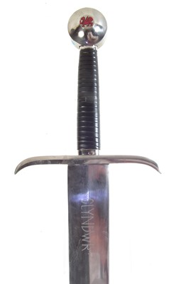 Lot 362 - Modern replica broad sword