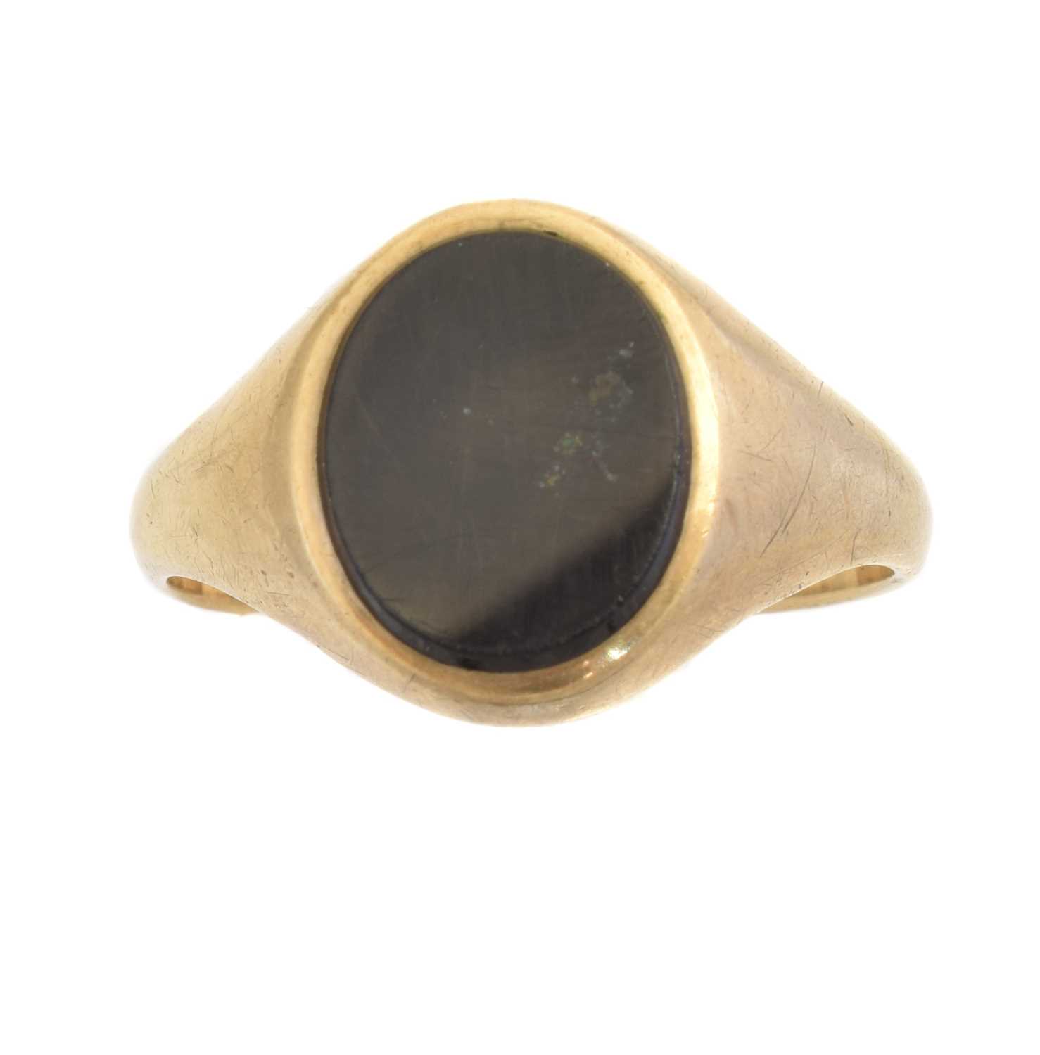 Lot 146 - A 9ct gold signet ring
