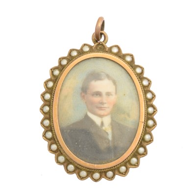 Lot 31 - An early 20th century 9ct gold portrait miniature pendant