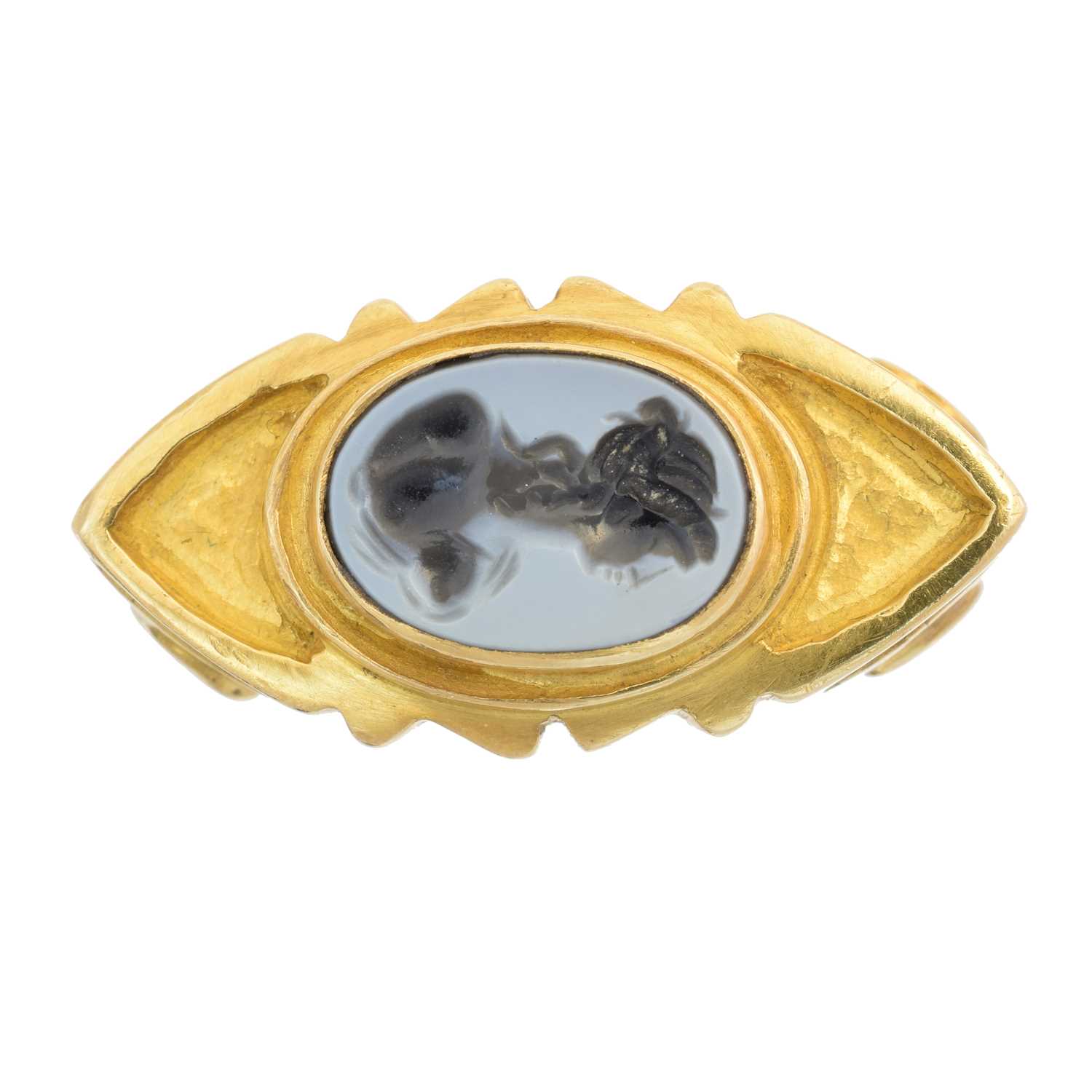 Lot 238 - A hardstone cameo ring