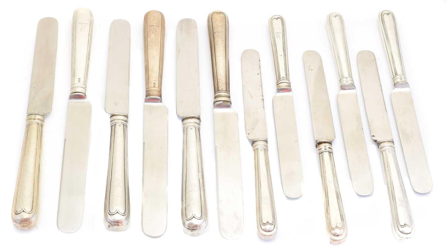 Lot 136 - A selection of Edward VII silver handled knives