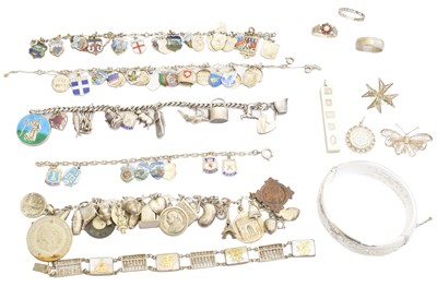 Lot 134 - A selection of silver and white metal jewellery