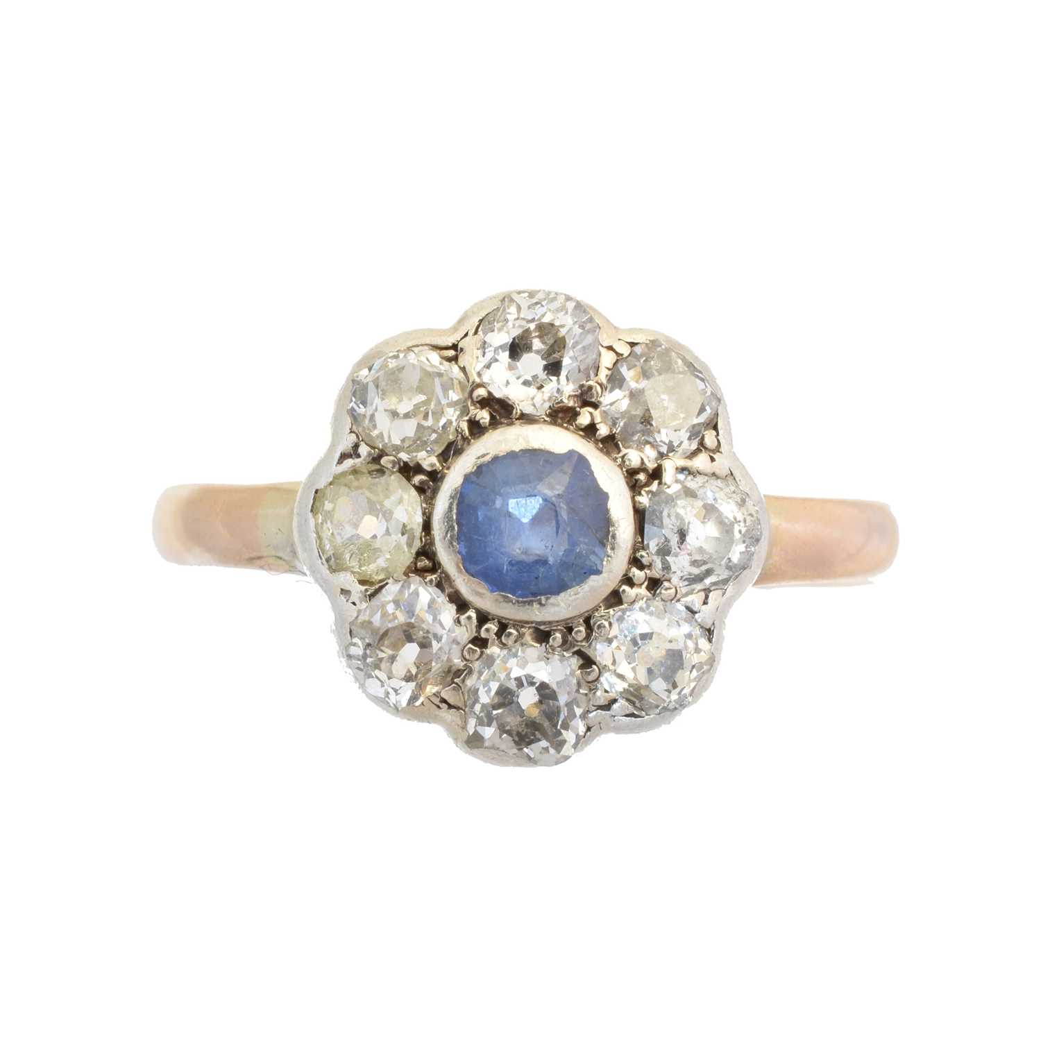 Lot 116 - A sapphire and diamond cluster ring