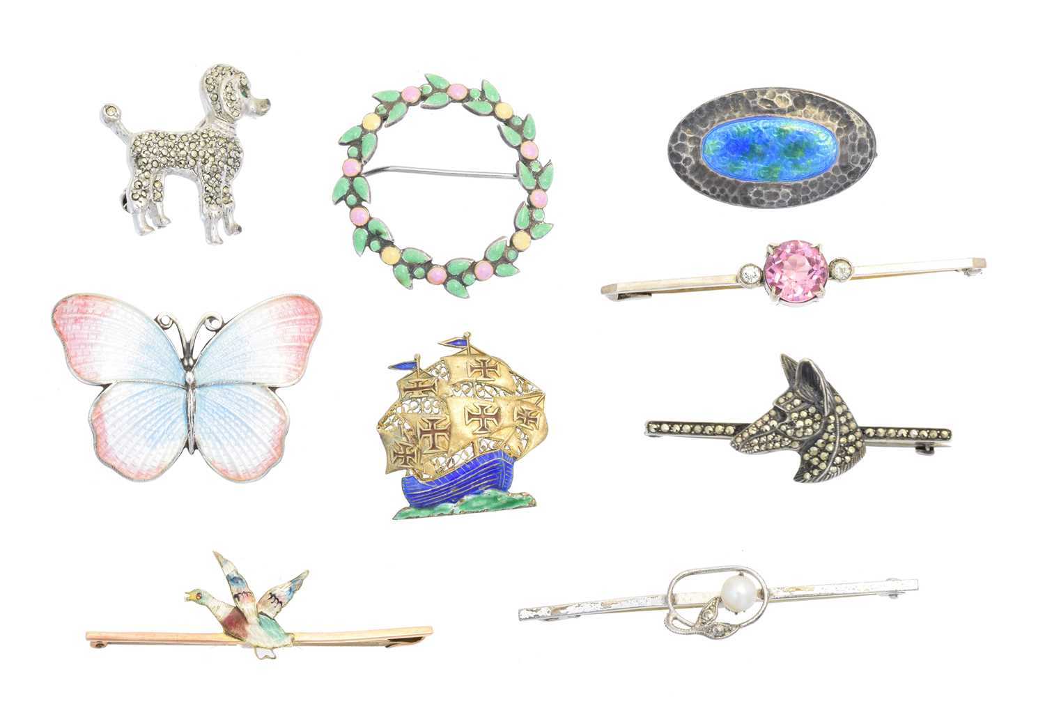Lot 120 - A selection of brooches