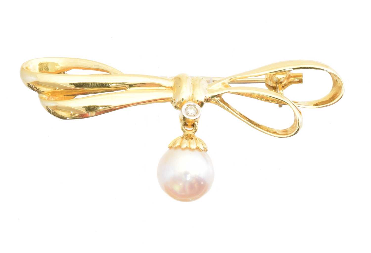 Lot 15 - A cultured pearl and diamond brooch