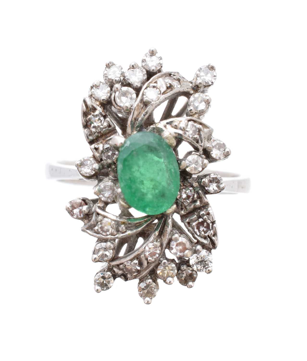 Lot 194 - An emerald and diamond cluster ring