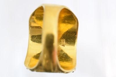 Lot 83 - A signet ring