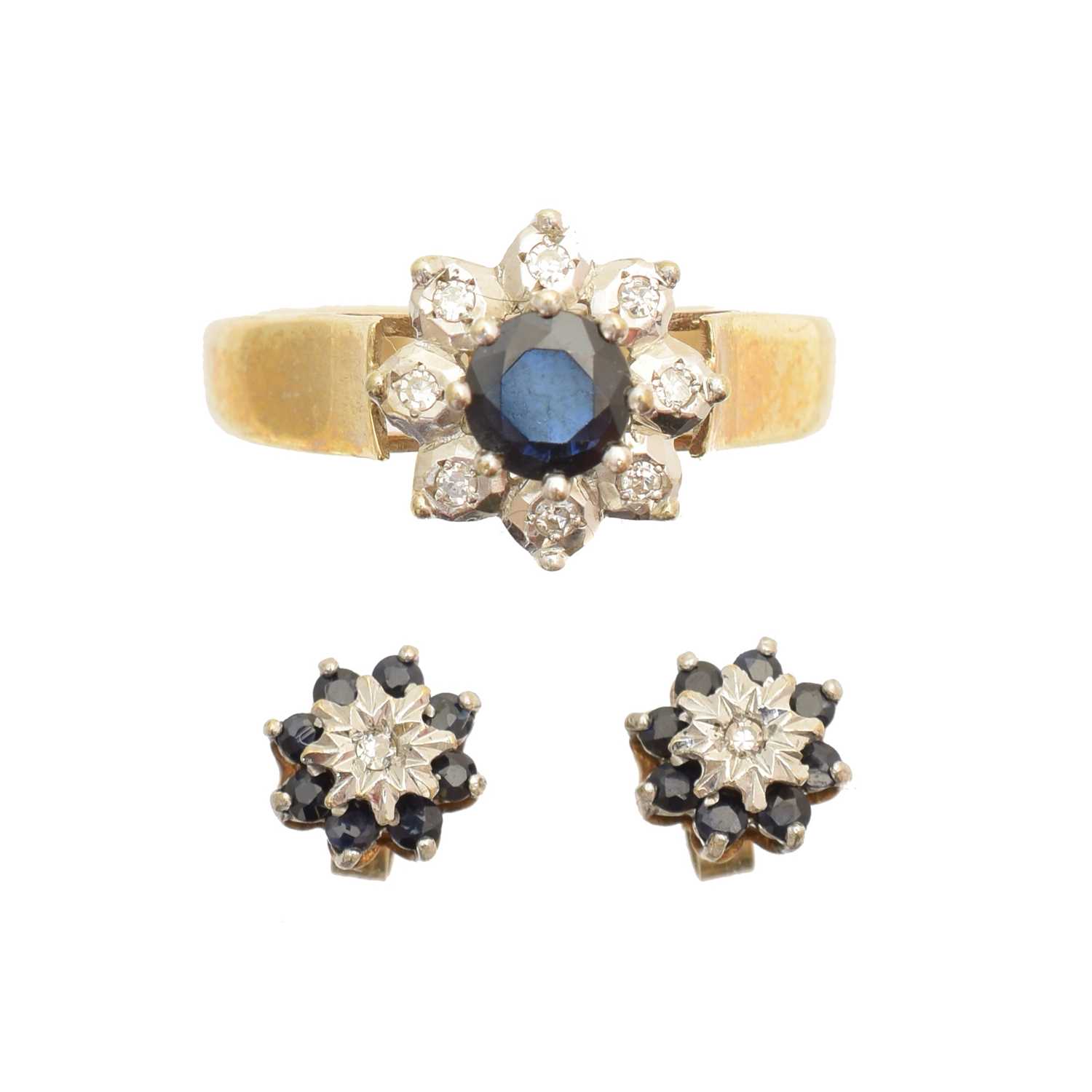 Lot 102 - A 9ct gold sapphire and diamond cluster ring