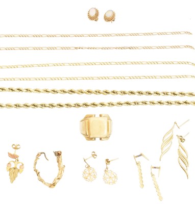 Lot 79 - A selection of 9ct gold and yellow metal jewellery