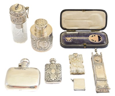 Lot 167 - A selection of silver