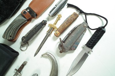 Lot 220 - Collection of various knives including a shop display