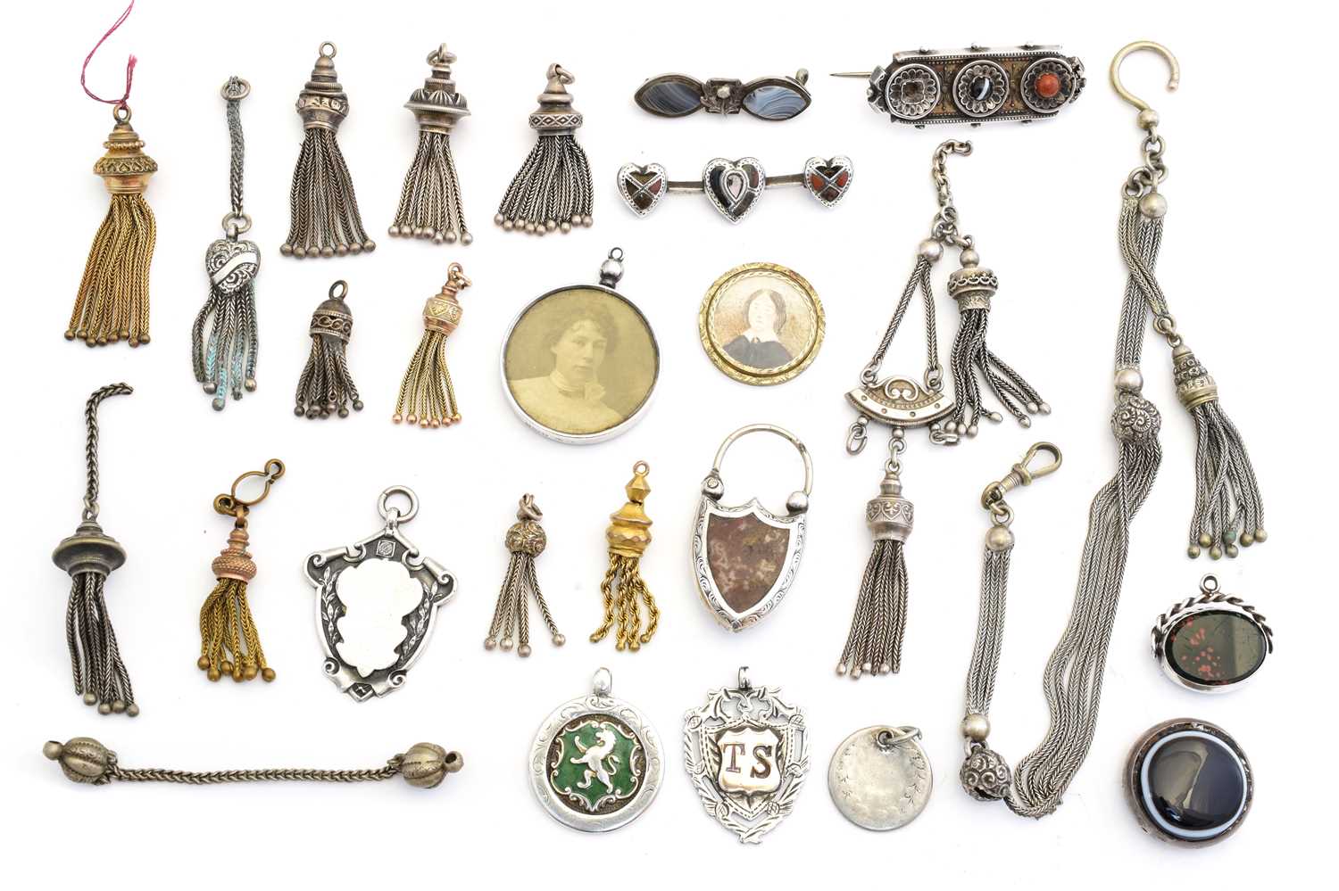 Lot 59 - A selection of silver and white metal jewellery