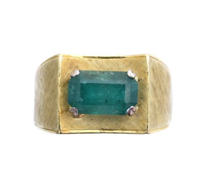 Lot 97 - An emerald single stone ring